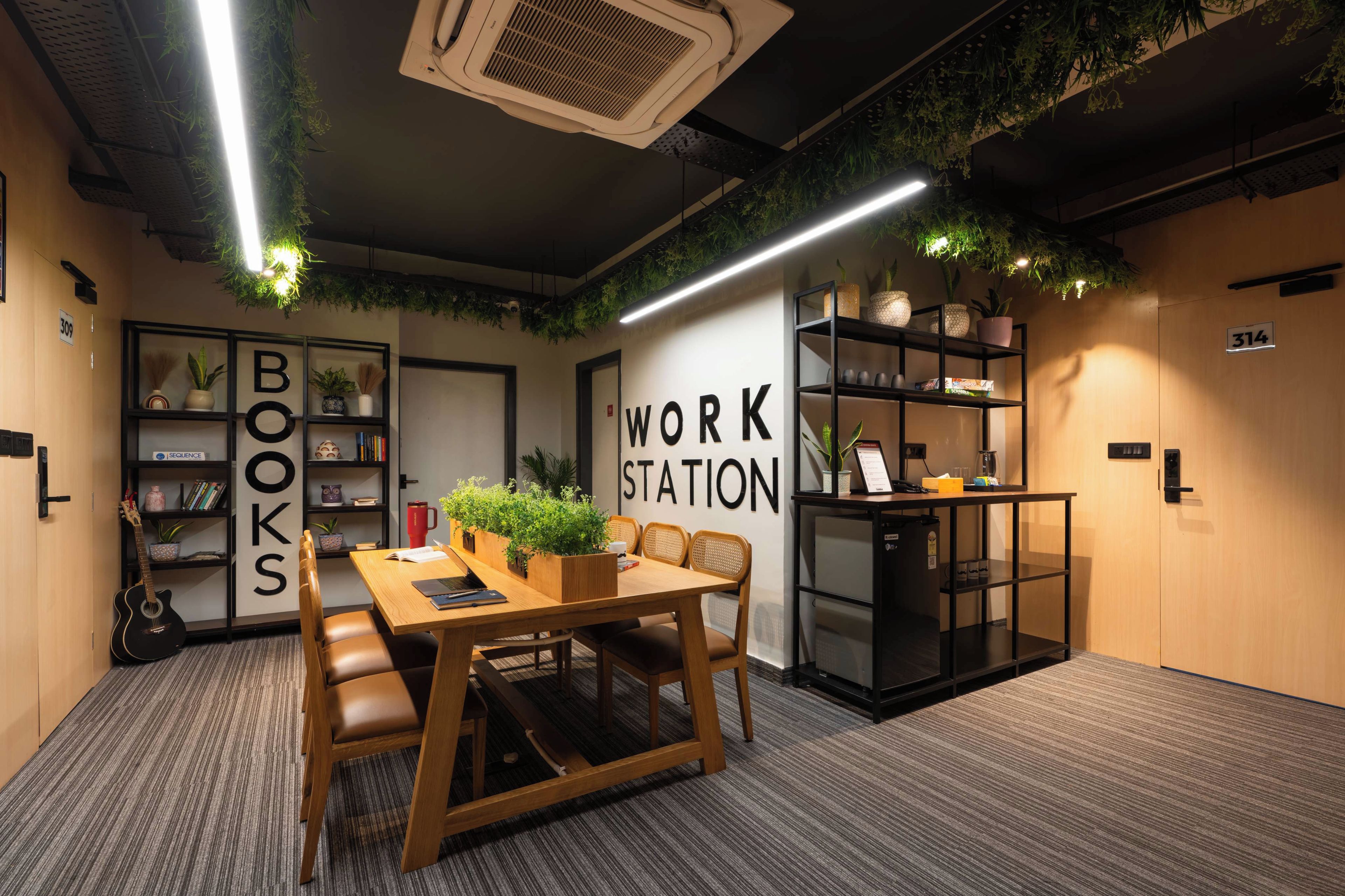 Un espacio de oficina moderno con una mesa de madera, sillas, estanterías y una zona de trabajo.