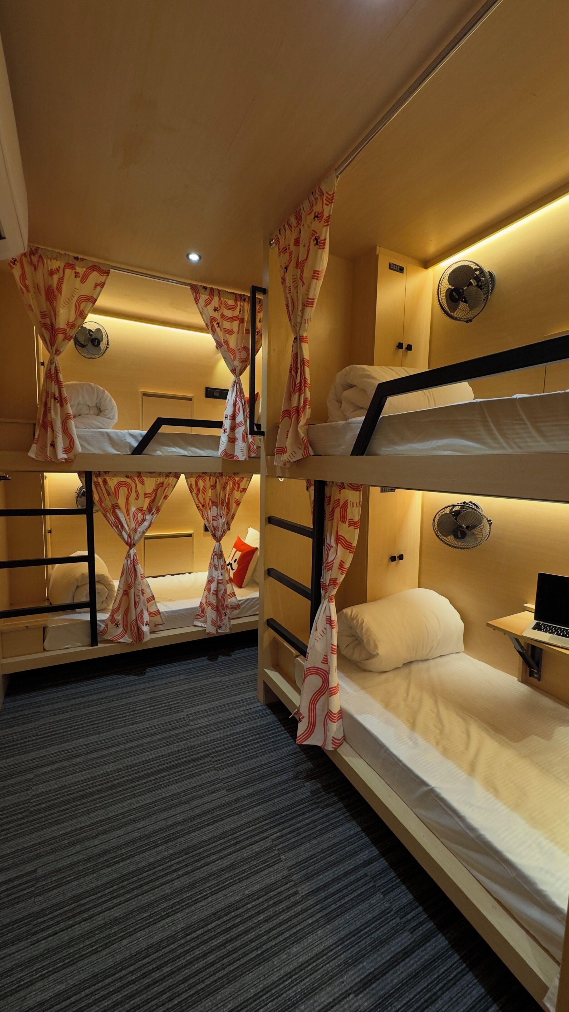 Premium 6 Bed Mixed AC Dorm | Wi-Fi de cortesia, roupa de cama