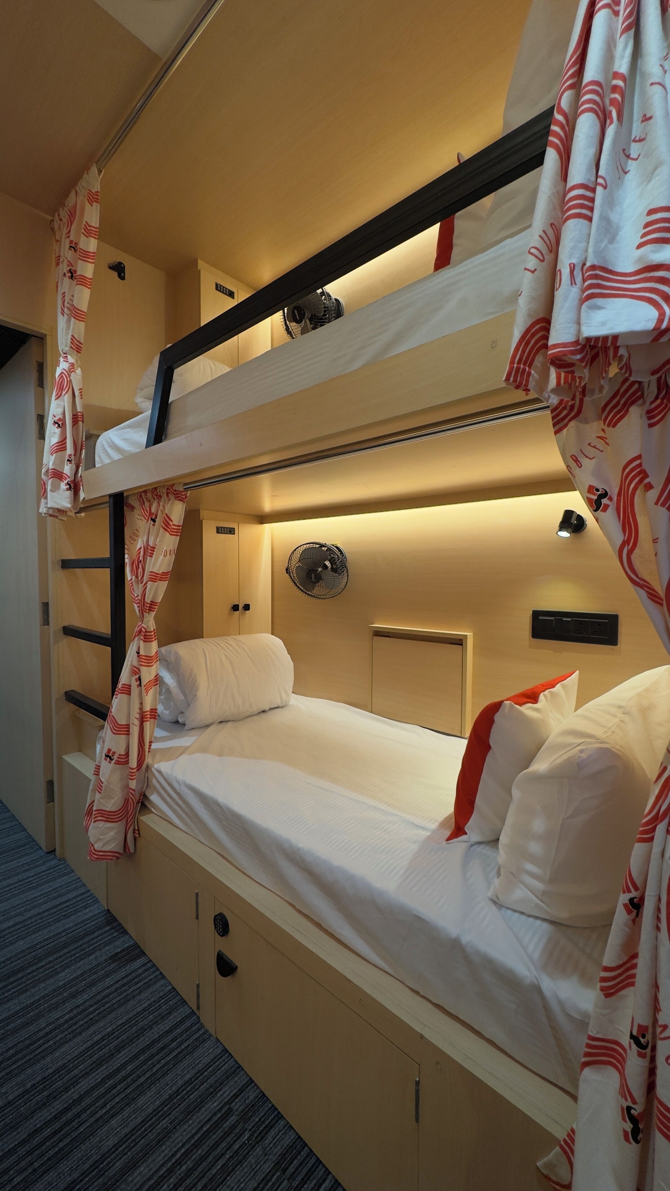 Premium 4 Bed Mixed AC Dorm | Wi-Fi de cortesia, roupa de cama