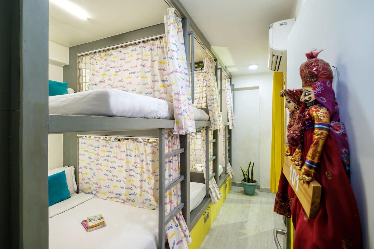 Superior 6 Beds Mixed Dorm AC | 1 slaapkamer, gratis wifi, beddengoed