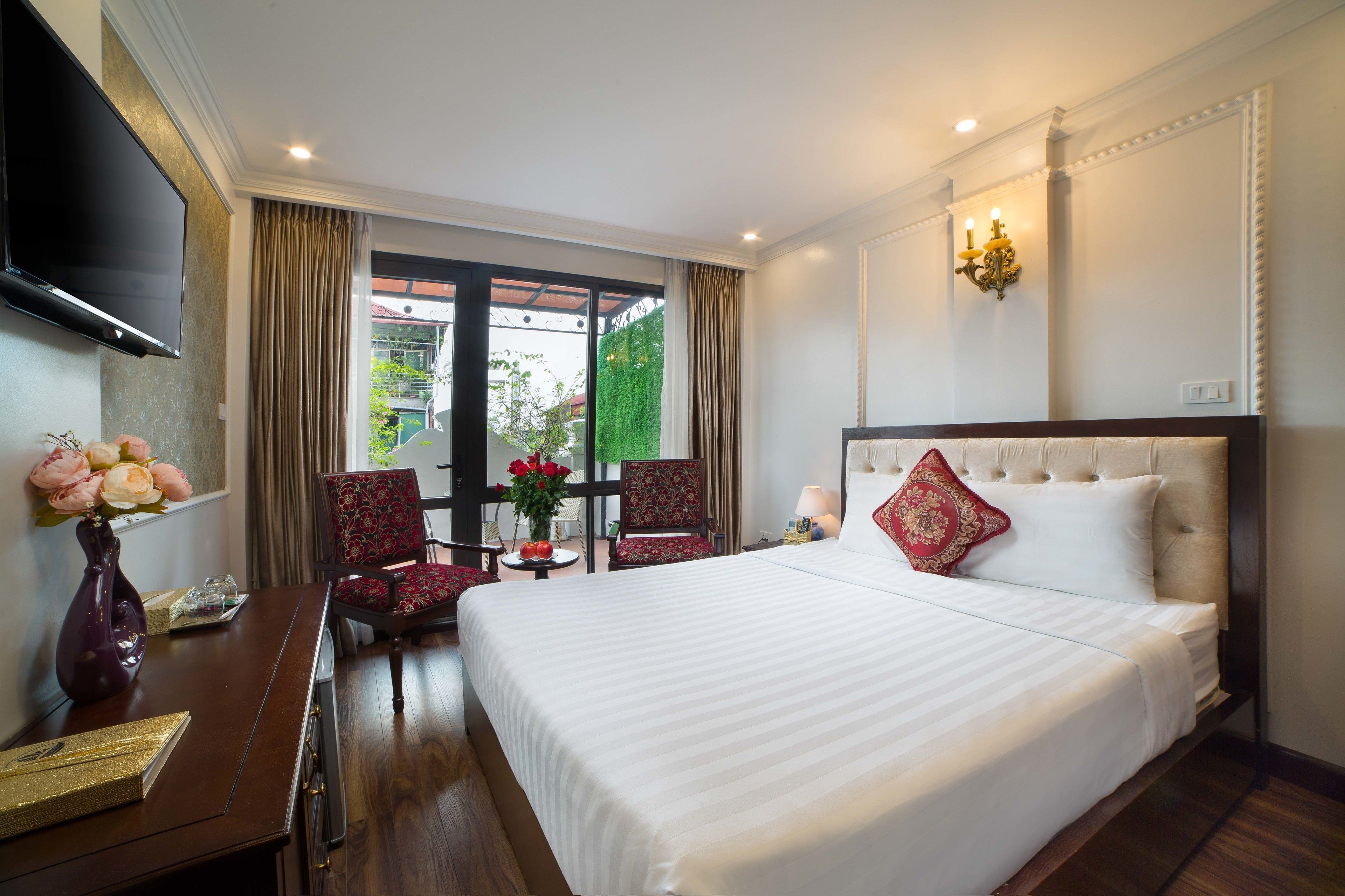 deluxe room, balcony | minibar, in-room safe, desk, soundproofing