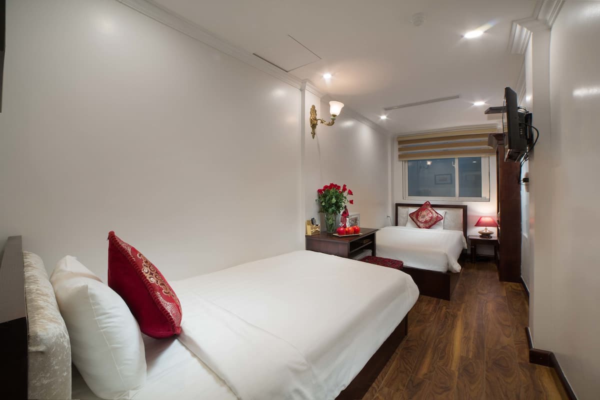 Superior Twin Room | Peralatan tempat tidur premium, bar mini, peti besi dalam bilik, meja