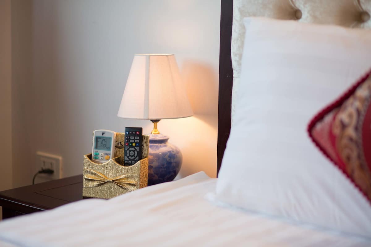 Deluxe Room, Balcony | Peralatan tempat tidur premium, bar mini, peti besi dalam bilik, meja