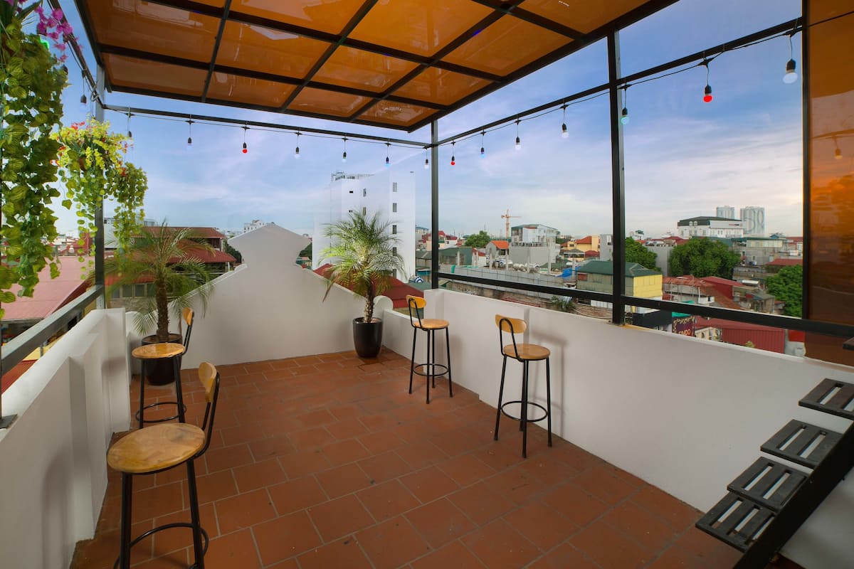 Deluxe Double Room | Peralatan tempat tidur premium, bar mini, peti besi dalam bilik, meja
