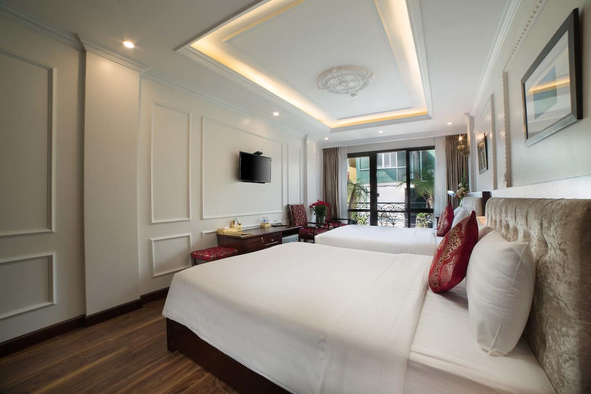 Family Room | Peralatan tempat tidur premium, bar mini, peti besi dalam bilik, meja