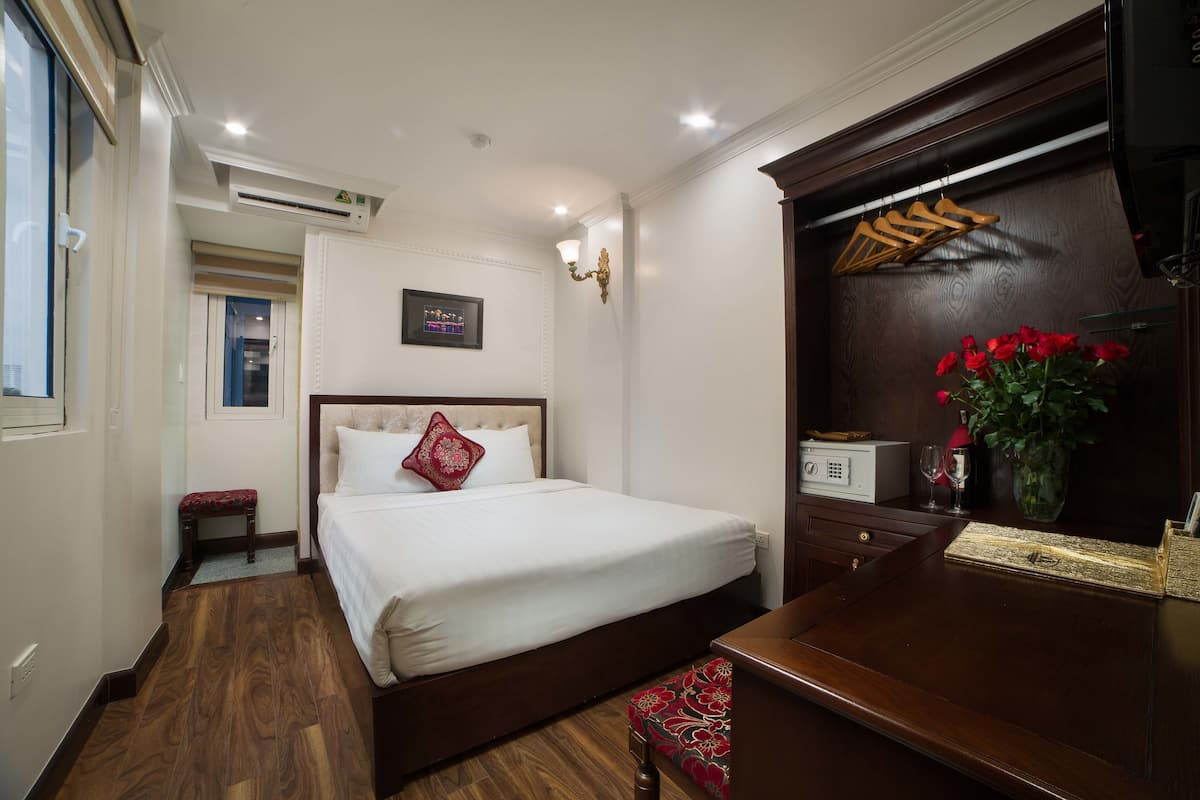 Superior Double Room | Peralatan tempat tidur premium, bar mini, peti besi dalam bilik, meja