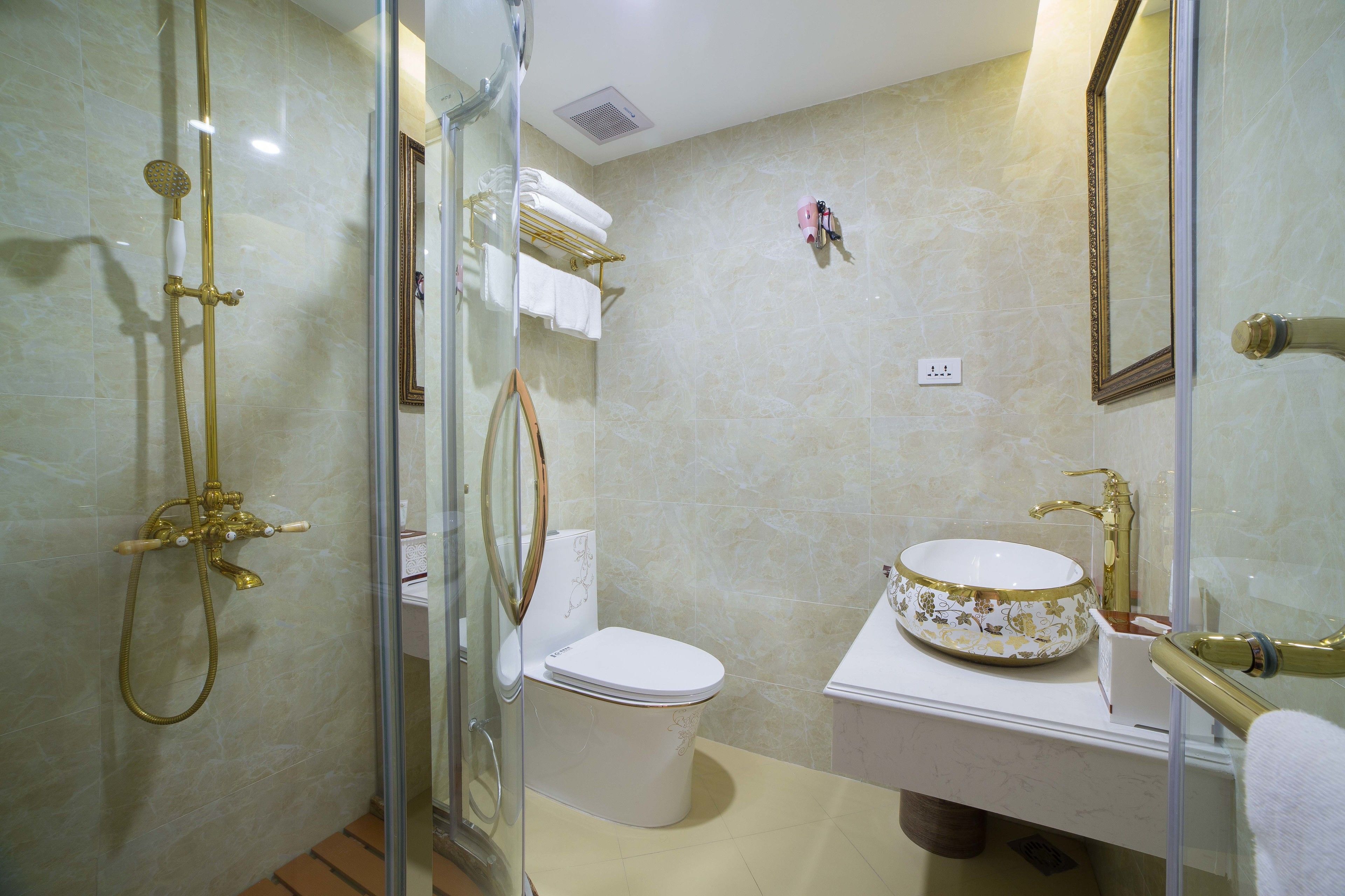 superior double room | bathroom | shower, free toiletries, hair dryer, dressing gowns