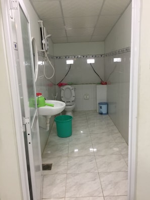 Room (Dormitory) | Bathroom | Shower, free toiletries, hair dryer, slippers