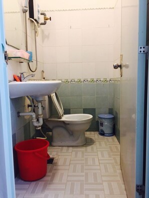 Bathroom - Bien Xanh Guest House (Ho Chi Minh City)
