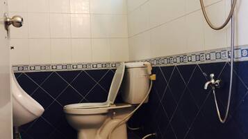 Triple Room | Bathroom | Shower, free toiletries, hair dryer, slippers