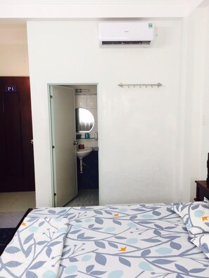 Desk, free WiFi - Bien Xanh Guest House (Ho Chi Minh City)