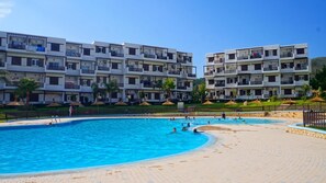 Una piscina al aire libre