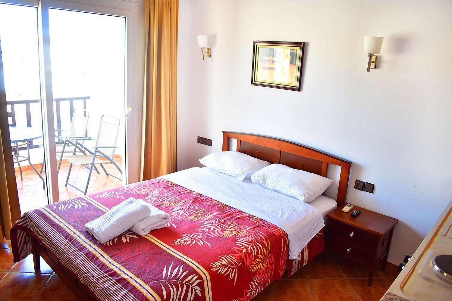 Chambre Double, 1 grand lit, vue montagne | Bureau, fer et planche à repasser, draps fournis