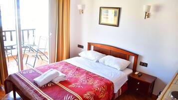 Double Room, 1 Katil Ratu (Queen), Mountain View | Meja, seterika/papan seterika, cadar katil