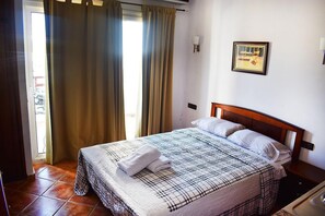 Escritorio, tabla de planchar con plancha, ropa de cama