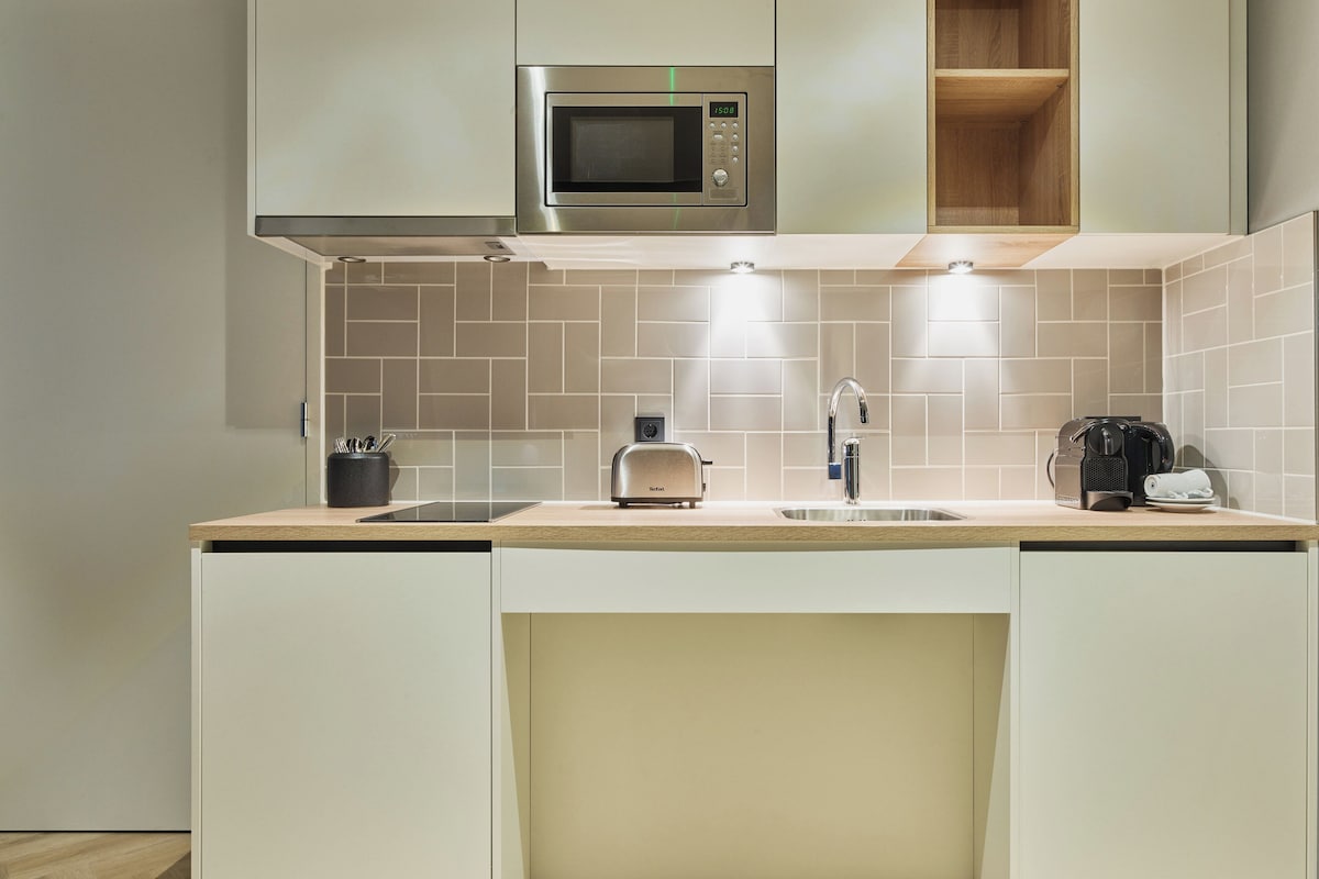 Studio Suite, 1 Katil Ratu (Queen), Accessible, Kitchen | Peralatan tempat tidur premium, peti besi dalam bilik 