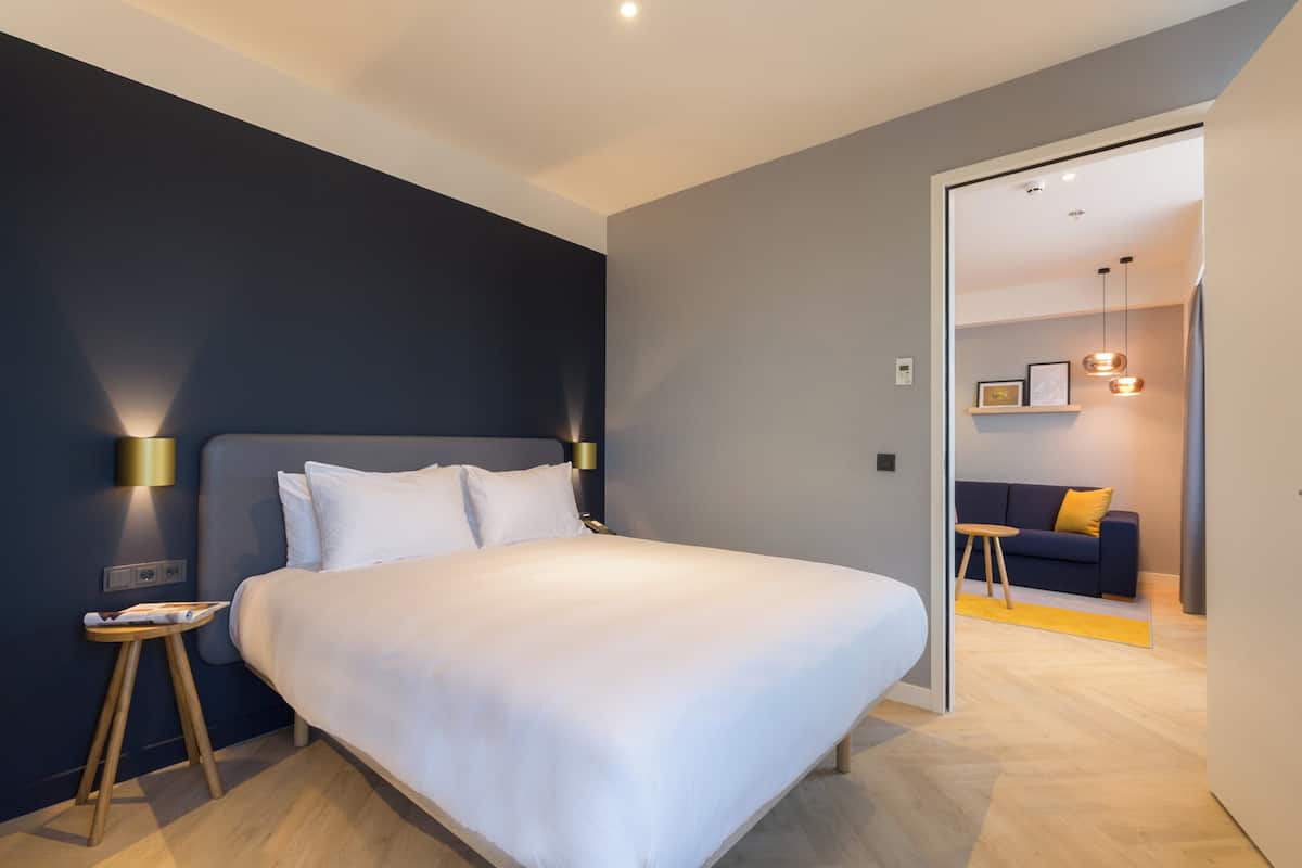 Premium bedding, in-room safe, blackout curtains, soundproofing