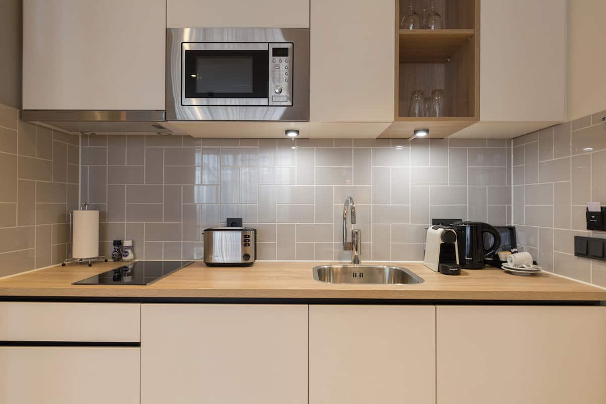 Full-sized fridge, microwave, stovetop, dishwasher