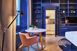 Suite, 1 cama de matrimonio grande, cocina (Monumental, Parliament View) | Ropa de cama de alta calidad, caja fuerte, cortinas opacas