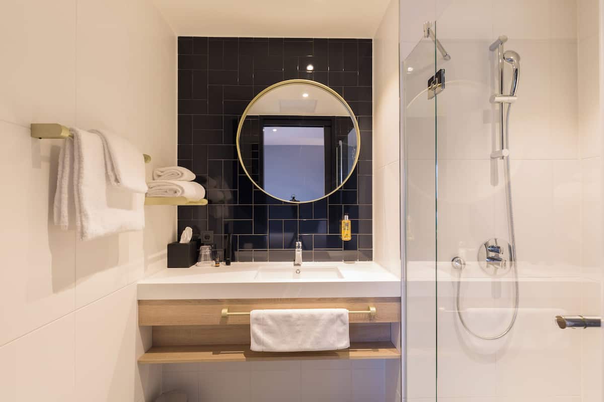 Shower, free toiletries, hair dryer, towels