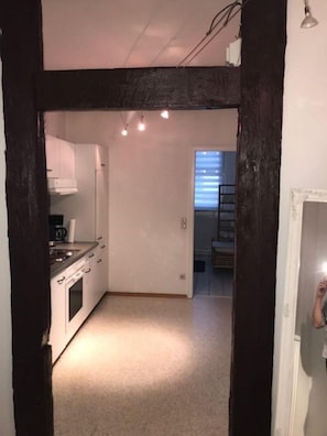 Tweepersoonskamer, voor 1 persoon (Nr. 3) | Privékeuken | Een koelkast, een microgolfoven, een oven, een kookplaat