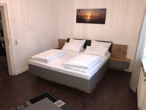 Een strijkplank/strijkijzer, gratis wifi, beddengoed