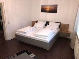 Tabla de planchar con plancha, wifi gratis, ropa de cama