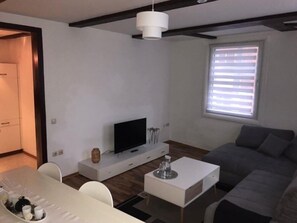 Leilighet (Nr. 5) | Oppholdsområde | Flatskjerm-TV