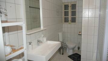 Douche, chaussons, serviettes fournies