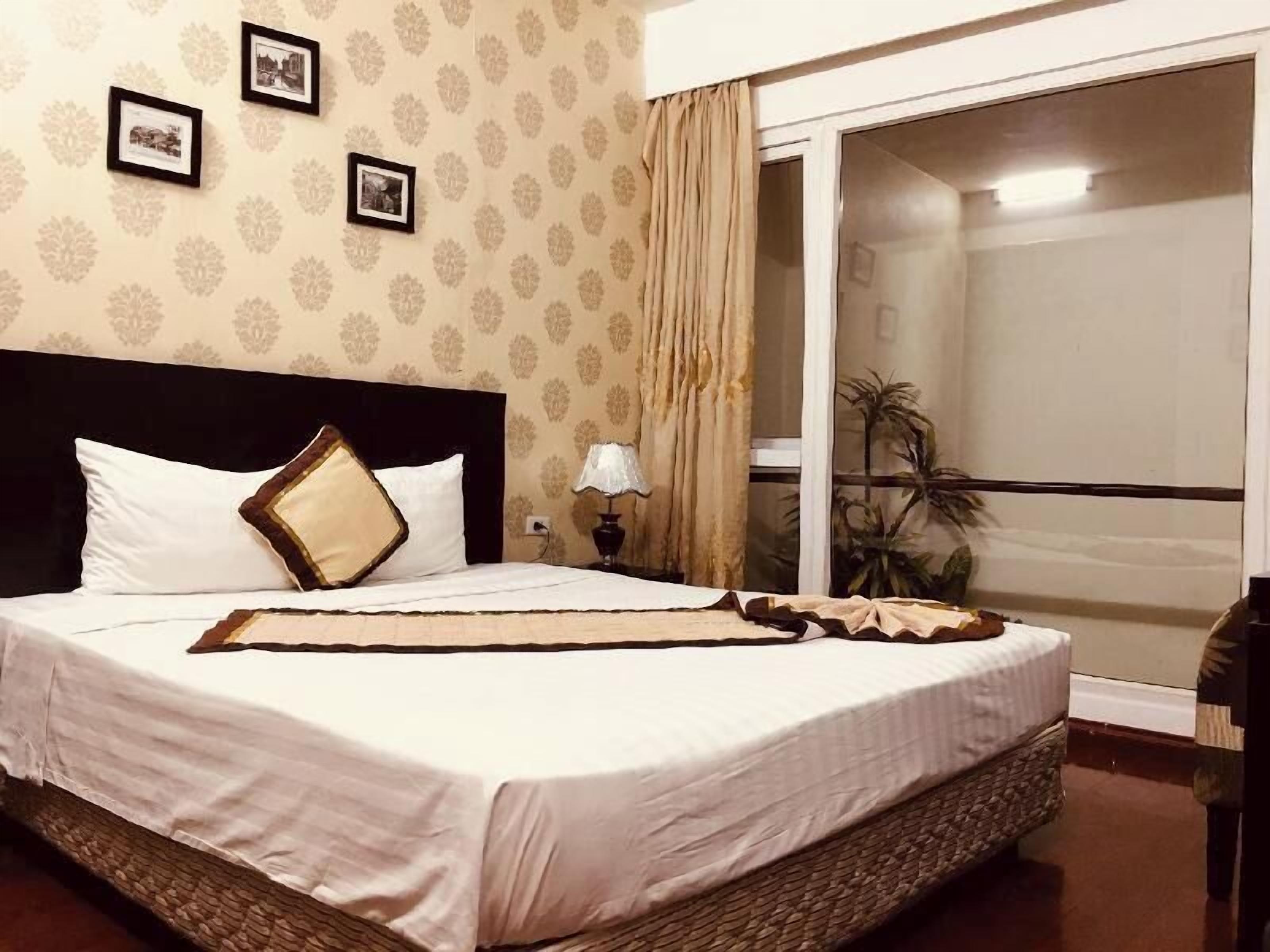 Premium bedding, minibar, individually furnished, laptop workspace