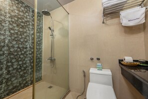 Camera Deluxe con 2 letti singoli | Bagno | Combinazione doccia/vasca, doccia idromassaggio, set di cortesia firmato
