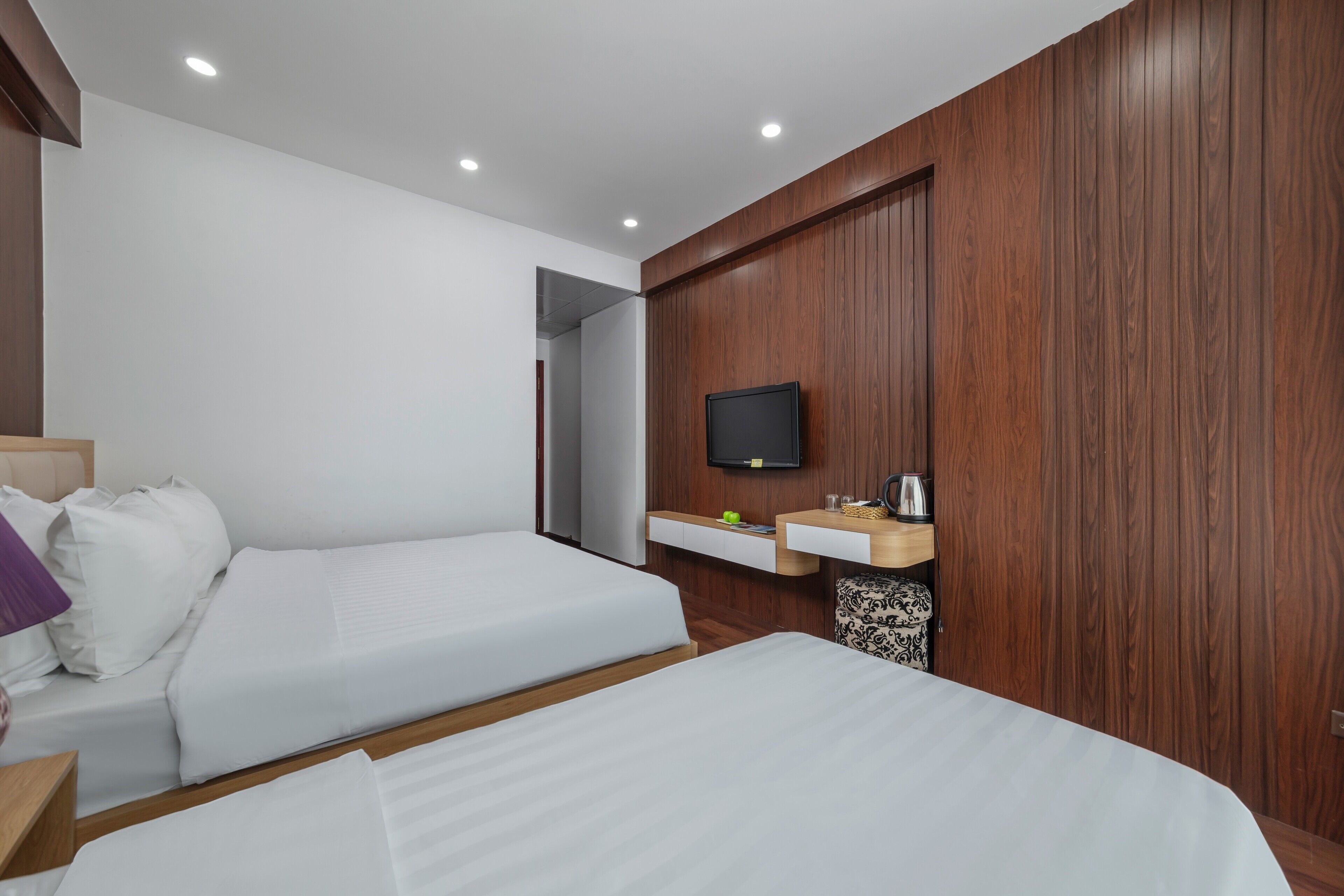 family room, balcony | premium bedding, minibar, individually furnished, desk