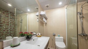 Dobbeltrom – deluxe, balkong | Bad | Kombinert dusj/badekar og dusjhode med hydromassaje