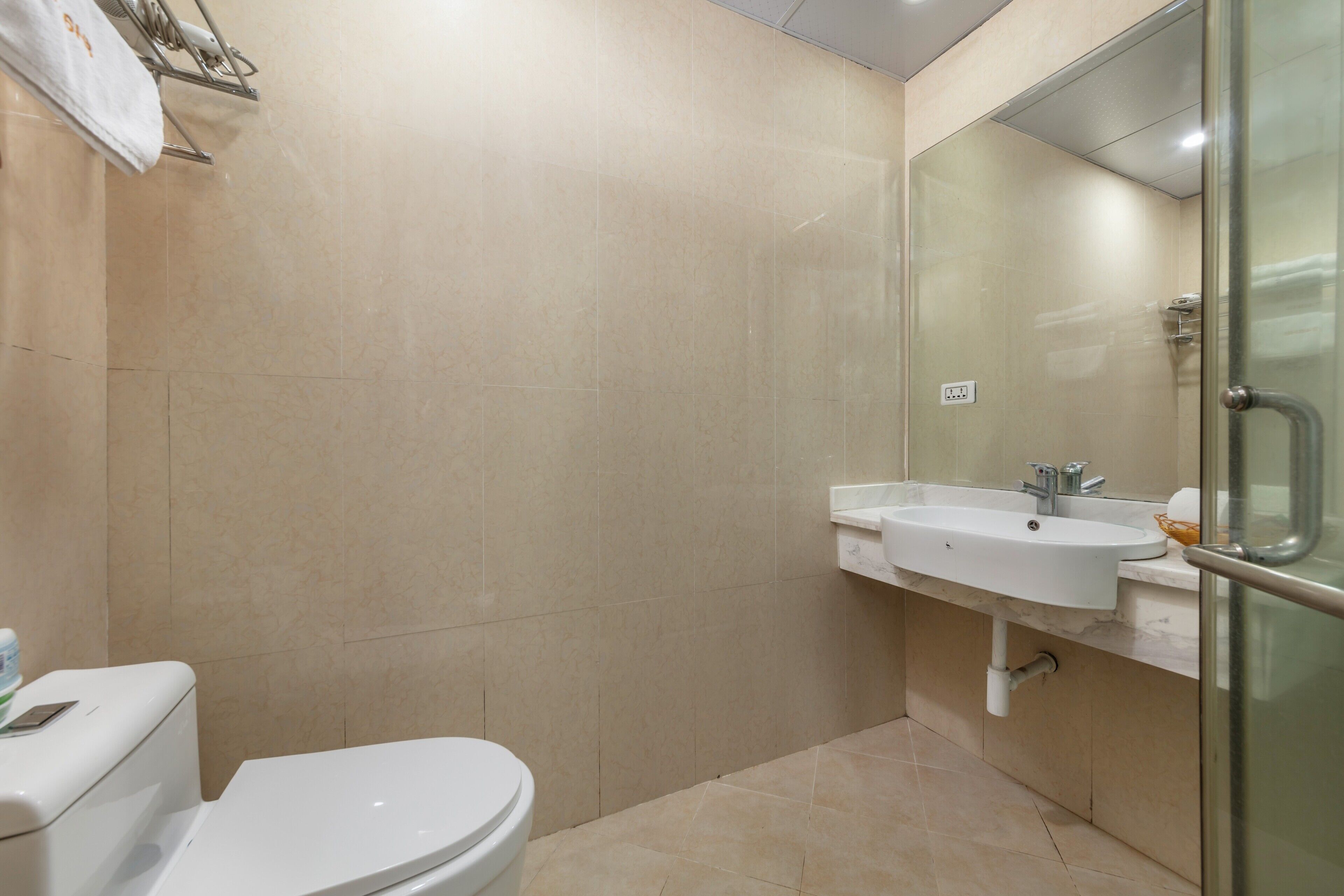 combined shower/bathtub, hydromassage showerhead, designer toiletries