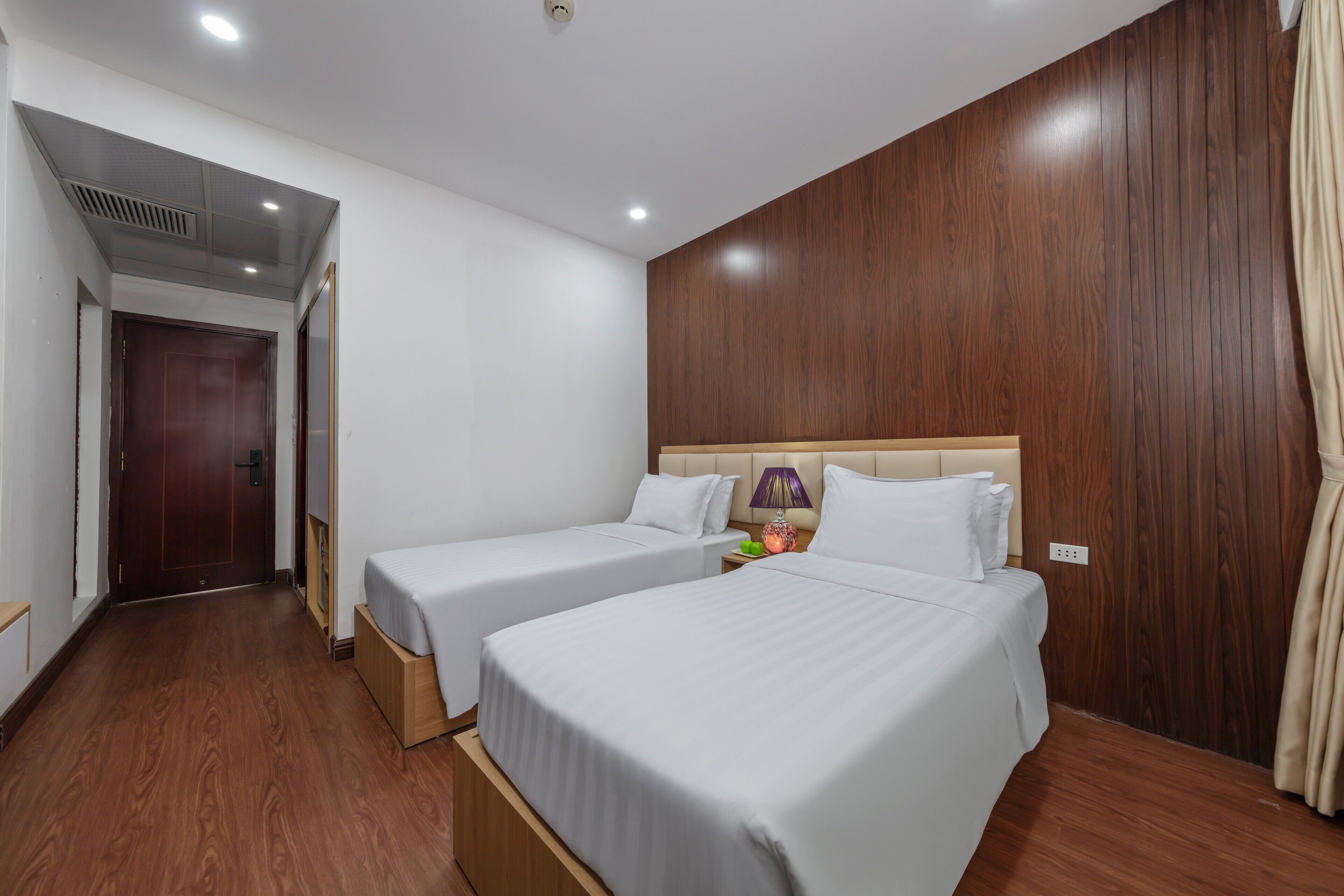 deluxe twin room | premium bedding, minibar, individually furnished, desk