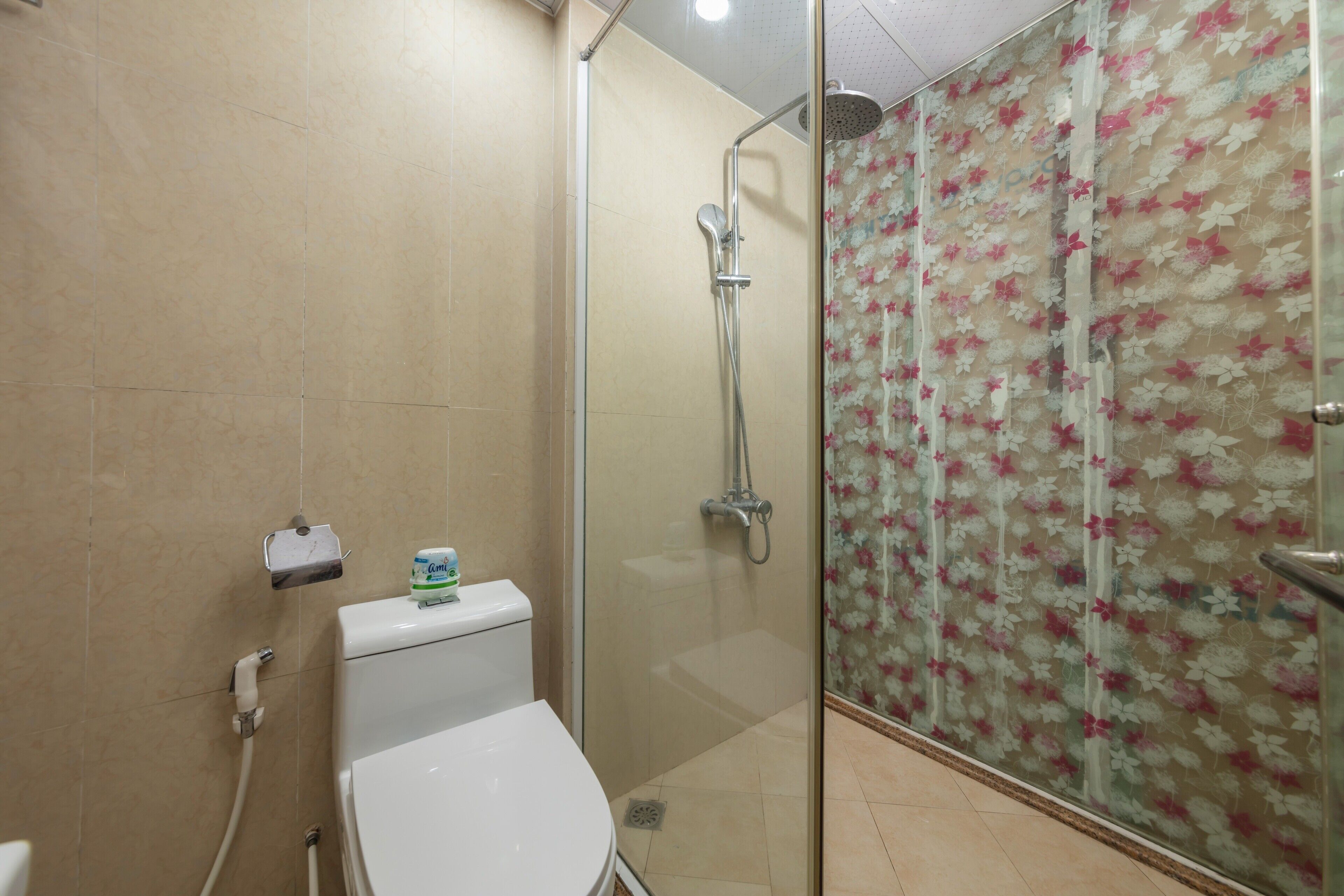 standard double room | bathroom | combined shower/bathtub, hydromassage showerhead, designer toiletries