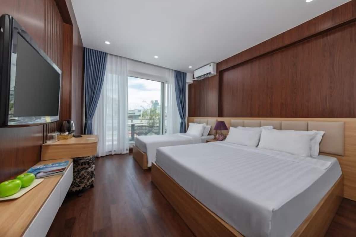 Premium bedding, minibar, laptop workspace, free WiFi