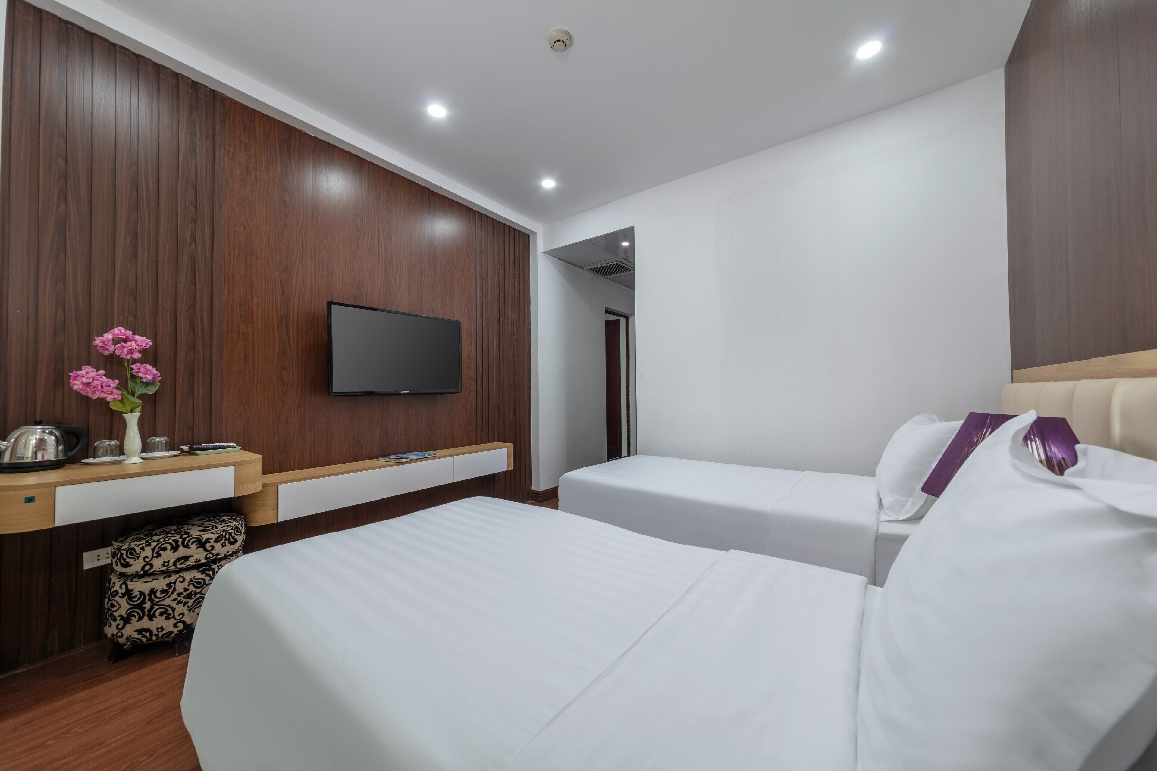deluxe twin room | premium bedding, minibar, individually furnished, desk