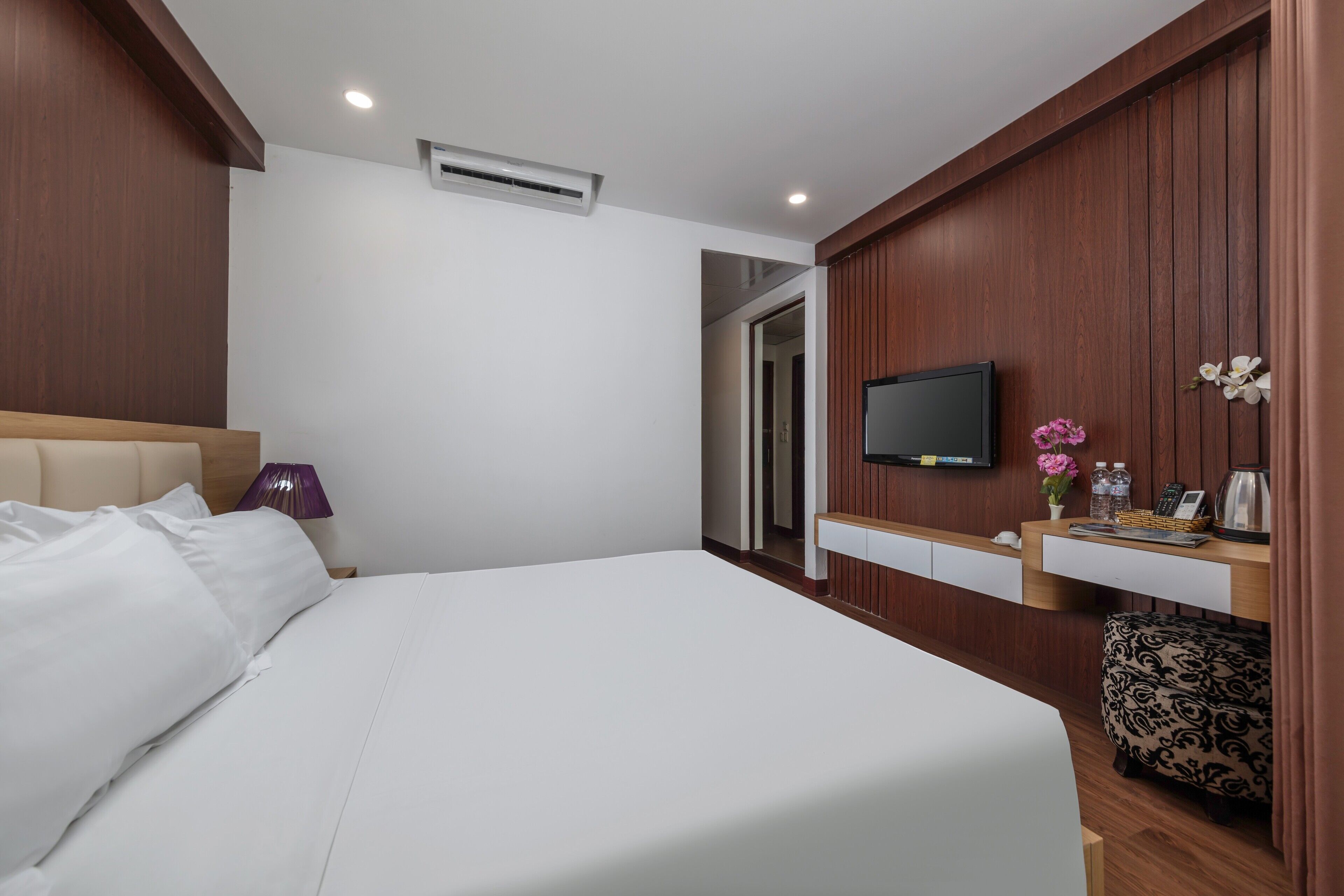 premium bedding, minibar, individually furnished, desk