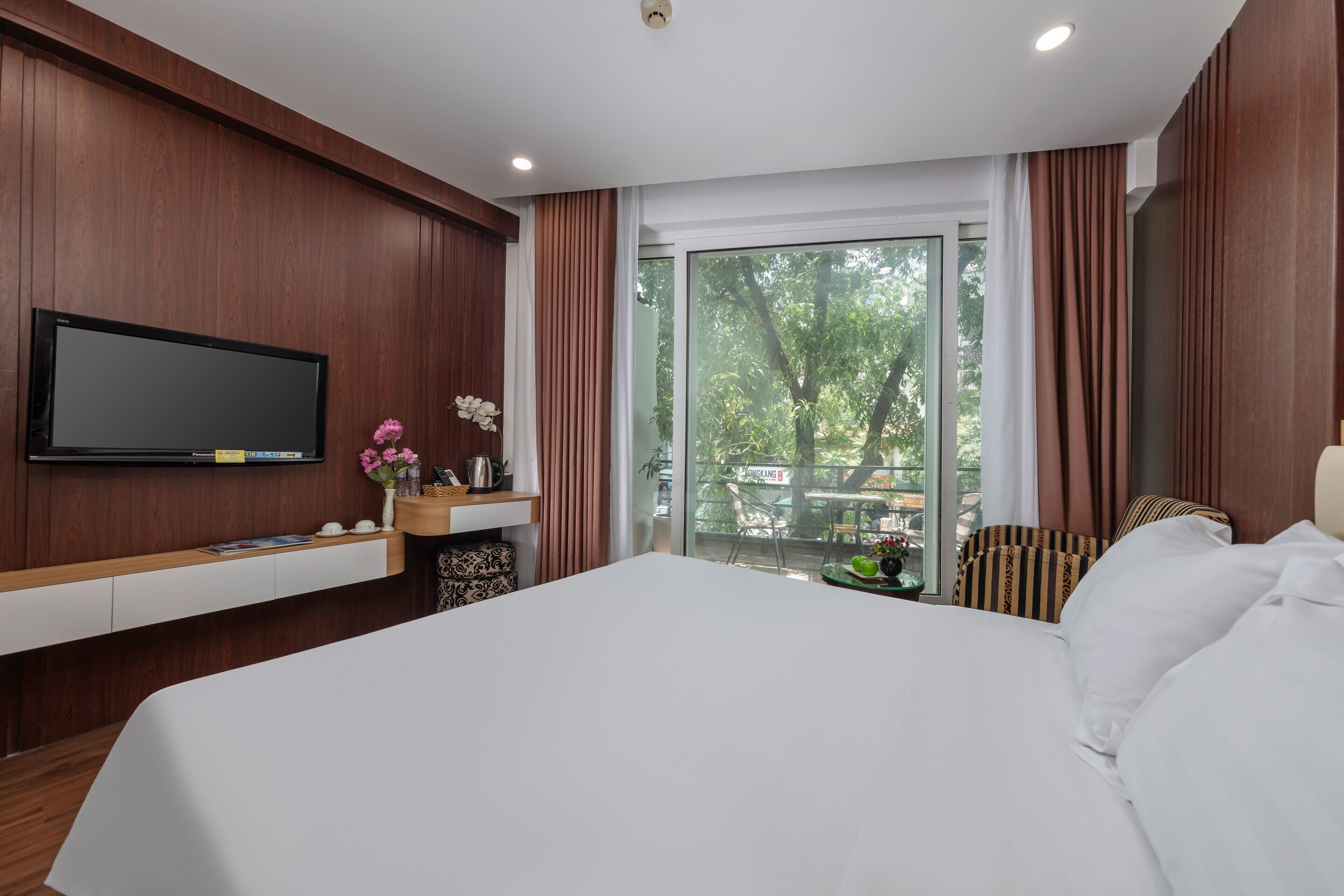 deluxe double room, balcony | premium bedding, minibar, individually furnished, desk