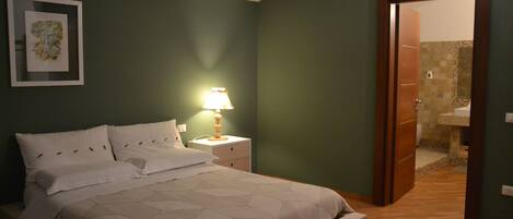 Kamar Double Deluks, balkon | Seprai premium, selimut bulu angsa, dan busa memori