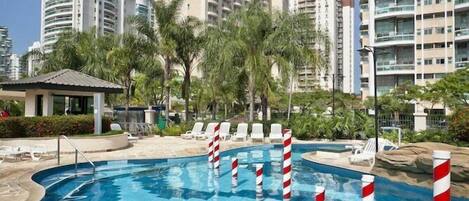 Een binnenzwembad en een buitenzwembad