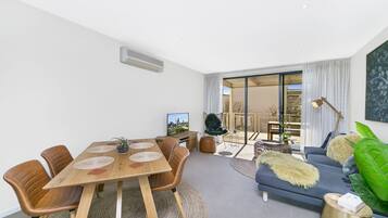 Comfort Apartment, 2 Bedrooms, 2 Bathrooms | In-room dining