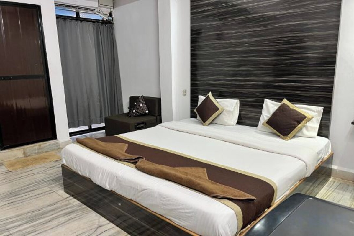 Escritorio, cortinas blackout y tabla de planchar con plancha 