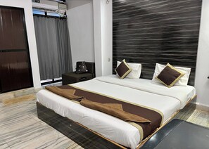 Habitació Deluxe | Escriptori, cortines opaques i planxa i posts de planxar 