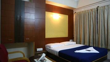 Iron/ironing board, bed sheets