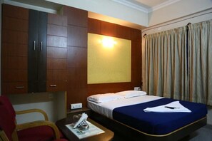 Tabla de planchar con plancha y ropa de cama 