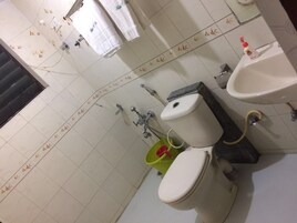 Habitación estándar (Non A/c) | Baño | Ducha y cabezal de ducha tipo lluvia