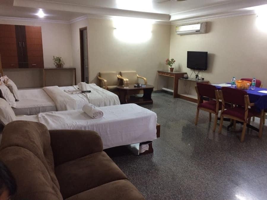 Tabla de planchar con plancha y ropa de cama