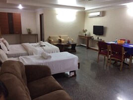 Habitación estándar (Non A/c) | Tabla de planchar con plancha y ropa de cama